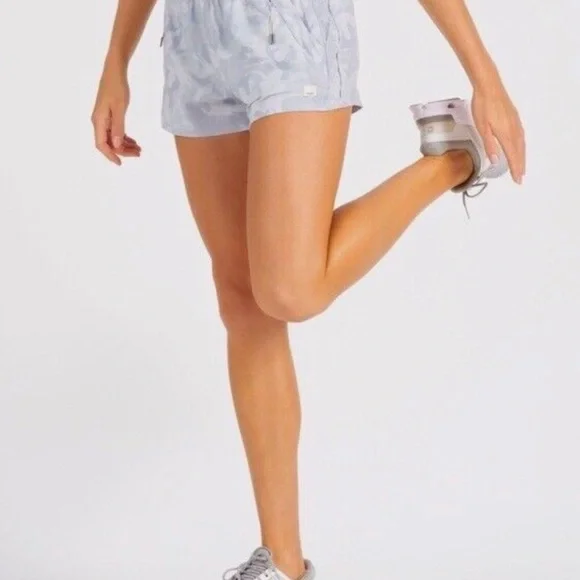 NWT 🏃‍♀️ Vuori | Dash Short - Pale Grey Camo - Picture 3 of 8